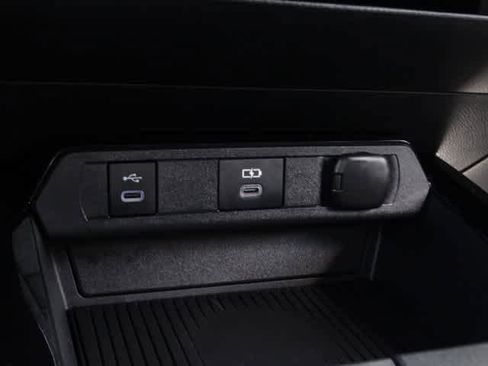 Used 2025 Toyota Prius Plug-In Hybrid image 32