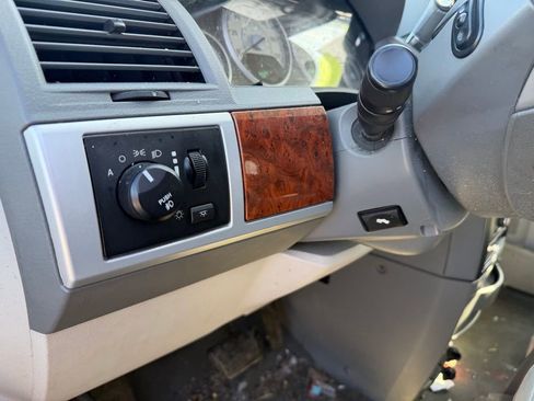 Used 2008 Chrysler Town & Country Touring FWD image 9