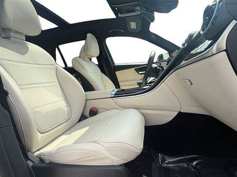 Used 2025 Mercedes-Benz GLC 300 4MATIC image 17
