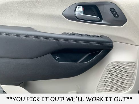 Used 2023 Chrysler Pacifica Touring-L FWD image 11