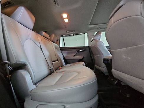 Used 2022 Toyota Highlander XLE image 21