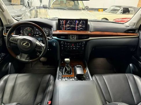 Used 2021 Lexus LX 570 4WD w/ Luxury Package image 12