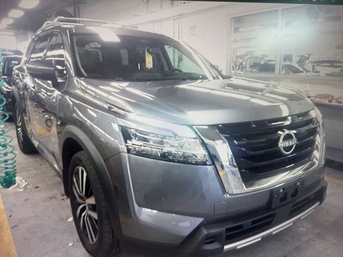 Used 2023 Nissan Pathfinder Platinum image 5