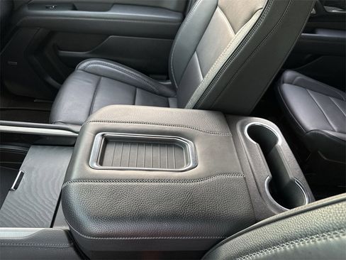 Used 2023 GMC Yukon XL Denali image 17