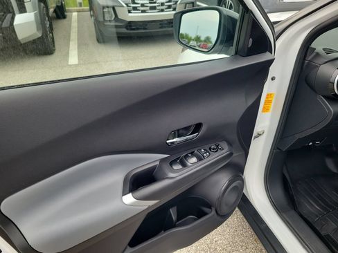 Used 2023 Nissan Kicks SR w/ SR Premium Package FWD image 18