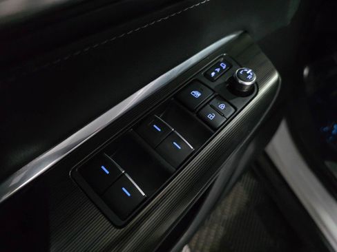 Used 2022 Toyota Venza XLE image 29