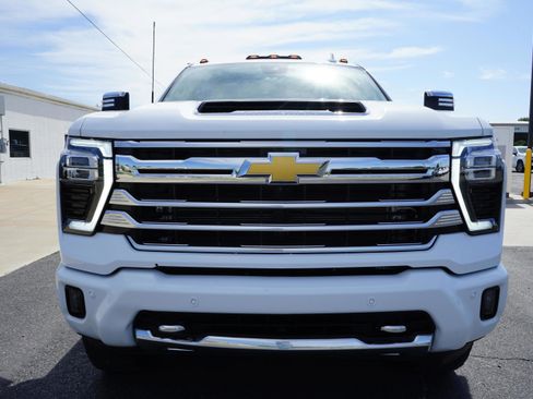 Used 2024 Chevrolet Silverado 2500 High Country w/ High Country Premium Package AWD/4WD image 8