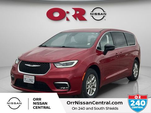Used 2025 Chrysler Pacifica Select FWD image 1