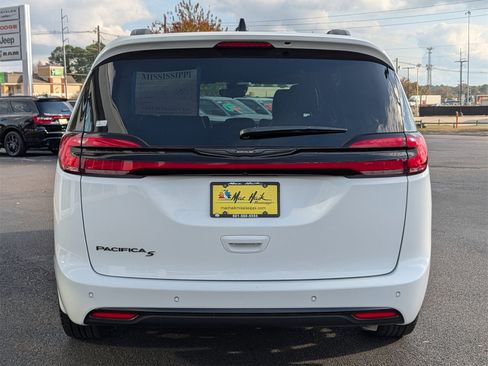 Used 2024 Chrysler Pacifica Touring-L w/ S Appearance Package image 4