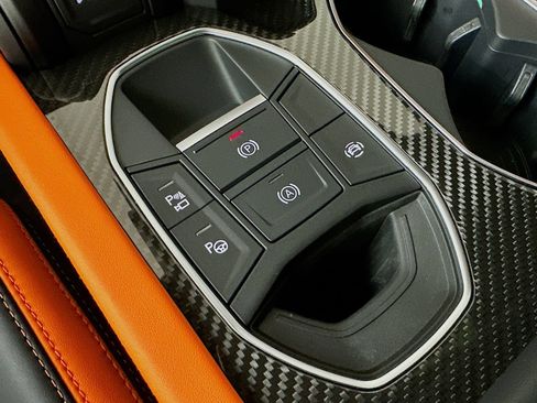 Used 2025 Lamborghini Urus SE AWD/4WD image 30