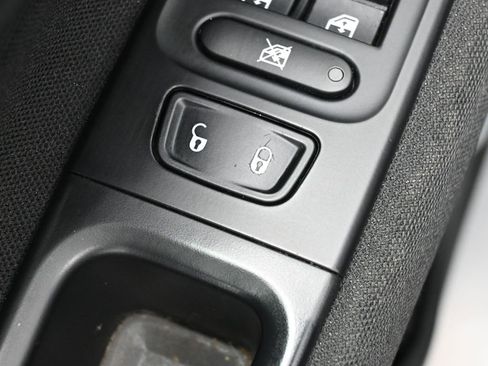 Used 2018 Jeep Renegade Latitude w/ Cold Weather Group image 13