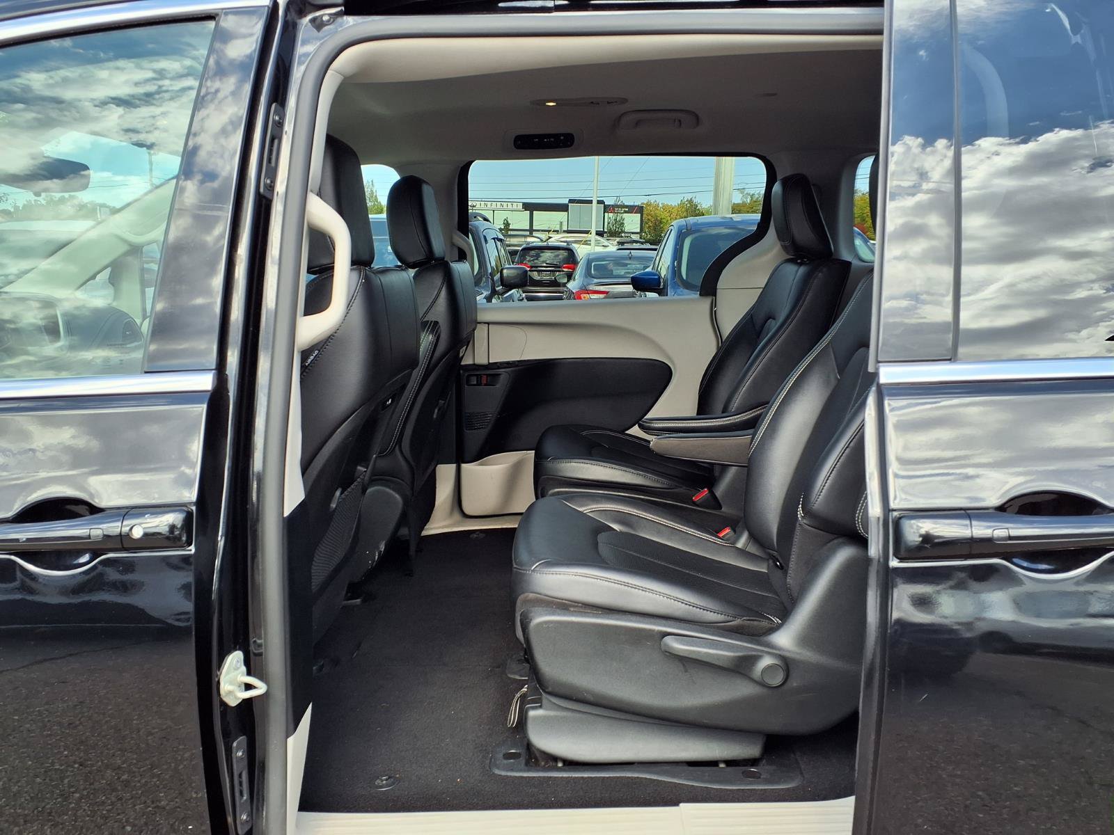 Used 2024 Chrysler Pacifica Limited FWD image 10