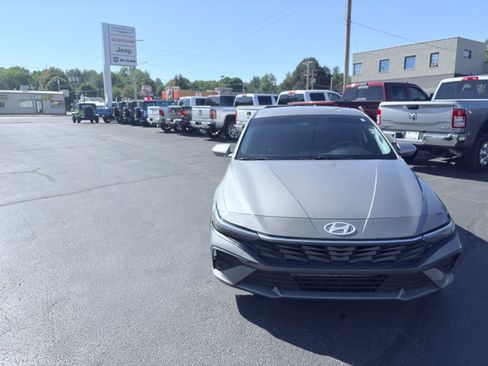 Used 2024 Hyundai Elantra SEL image 2