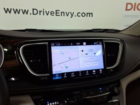Used 2024 Chrysler Pacifica Limited w/ Trailer Tow Group FWD image 18
