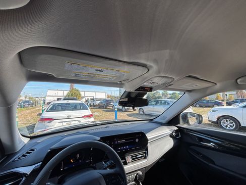 Used 2025 Chevrolet TrailBlazer LT image 32