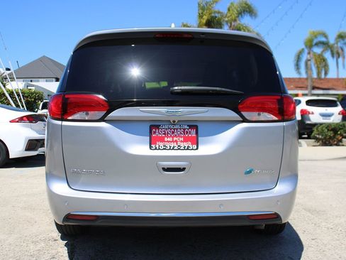Used 2017 Chrysler Pacifica Premium image 5