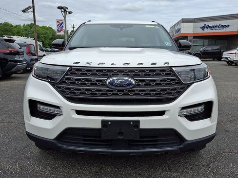 Used 2023 Ford Explorer XLT AWD/4WD image 2