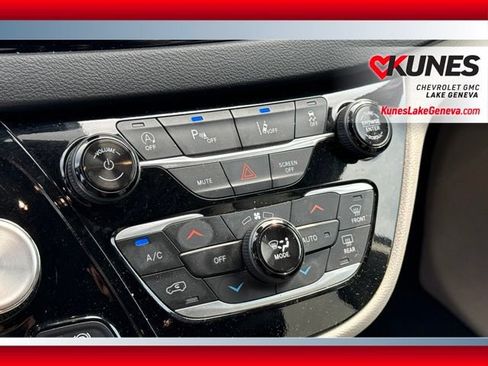 Used 2024 Chrysler Pacifica Touring-L FWD image 19
