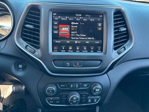 Used 2019 Jeep Cherokee Trailhawk AWD/4WD image 23