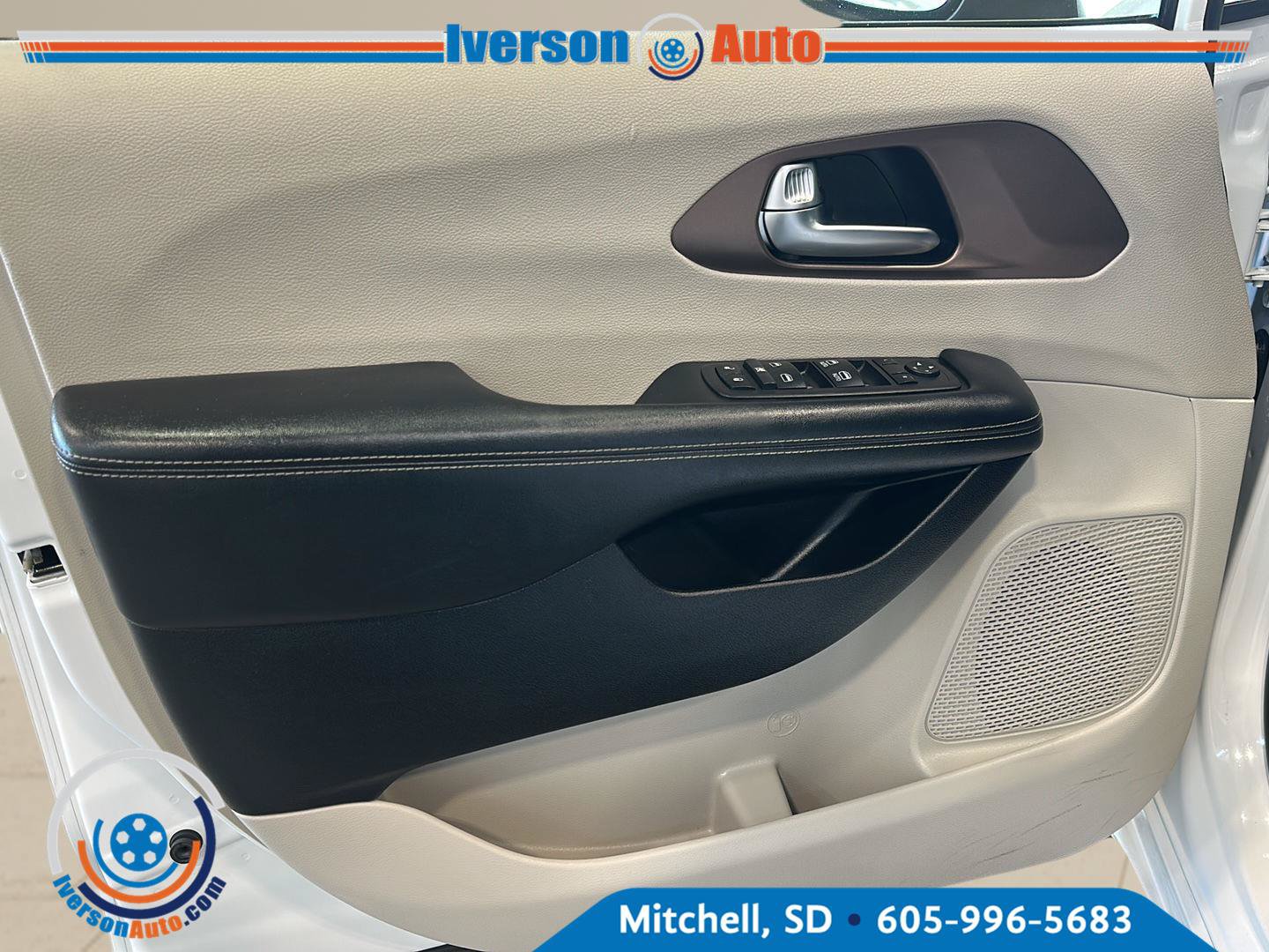 Used 2023 Chrysler Voyager LX FWD image 13