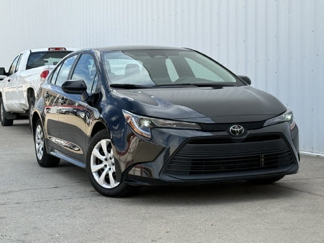 Used 2025 Toyota Corolla LE FWD image 2