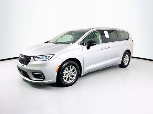 Used 2024 Chrysler Pacifica Touring-L image 3