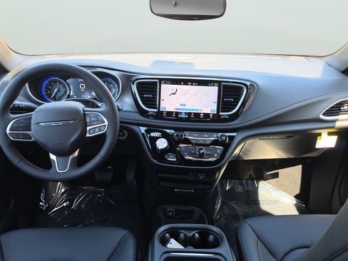 New 2027 Chrysler Pacifica Select FWD image 9