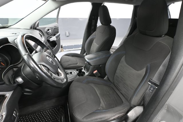 Used 2019 Jeep Cherokee Latitude AWD/4WD image 18