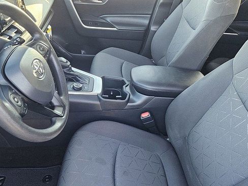 Used 2022 Toyota RAV4 XLE w/ Convenience Package image 10