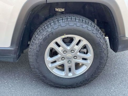 Used 2024 Jeep Grand Cherokee Laredo image 29