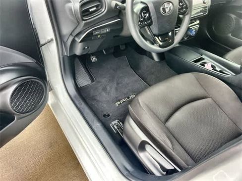 Used 2022 Toyota Prius L Eco image 3