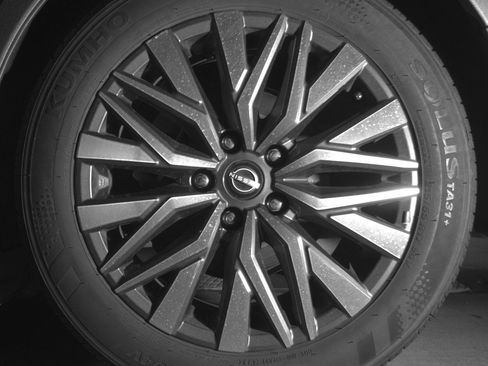 Used 2025 Nissan Altima 2.5 SV FWD image 14