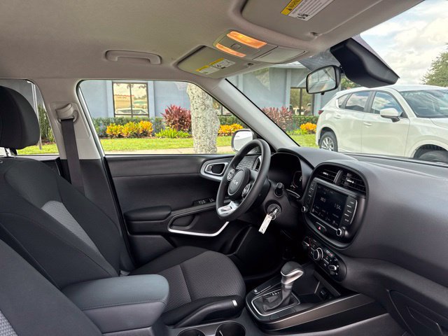 Used 2025 Kia Soul LX w/ LX Technology Package FWD image 11