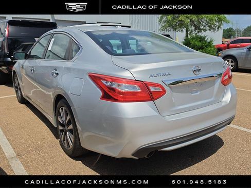 Used 2017 Nissan Altima 2.5 SV FWD image 2