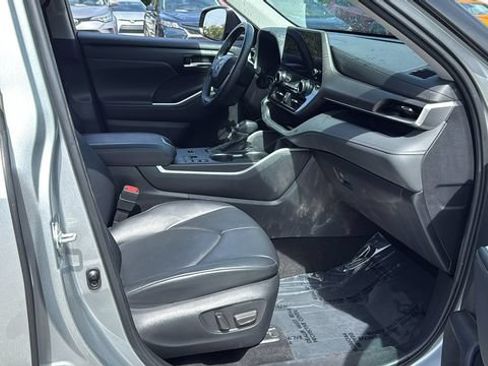 Used 2023 Toyota Highlander XLE FWD image 13