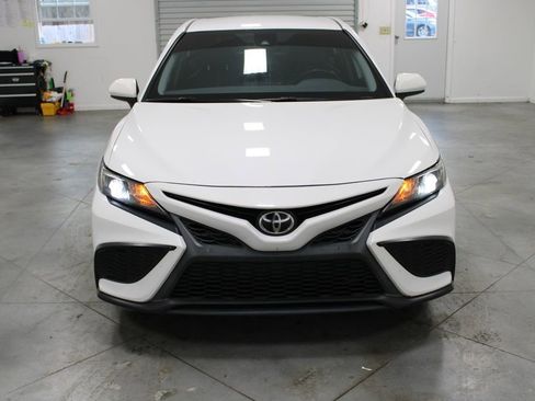 Used 2021 Toyota Camry SE image 3