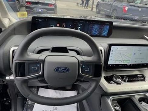 Certified 2025 Ford Expedition Active image 11