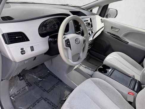 Used 2012 Toyota Sienna LE w/ Towing Pkg AWD/4WD image 11