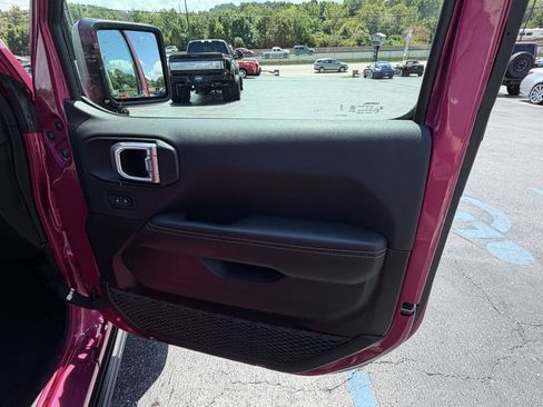 Used 2024 Jeep Wrangler Unlimited Sahara w/ Technology Group AWD/4WD image 42