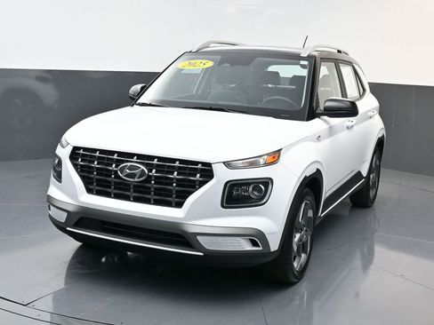 Certified 2025 Hyundai Venue Limited image 8