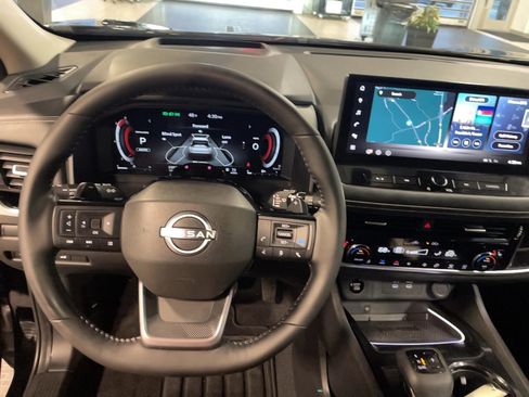 Used 2025 Nissan Rogue SL w/ Tech Package image 17