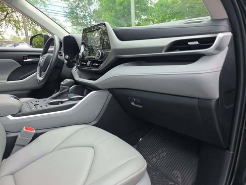 Used 2024 Toyota Highlander XLE AWD/4WD image 15