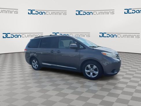 Used 2013 Toyota Sienna LE w/ Towing Pkg FWD image 2