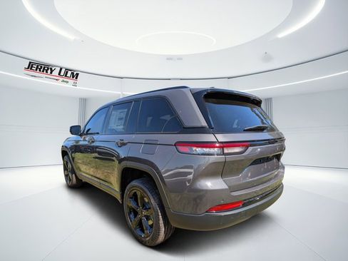 New 2025 Jeep Grand Cherokee Limited w/ Black Appearance Package image 5