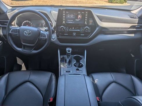 Used 2022 Toyota Highlander XLE FWD image 6