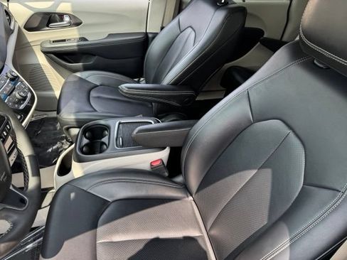 Used 2024 Chrysler Pacifica Touring-L FWD image 6
