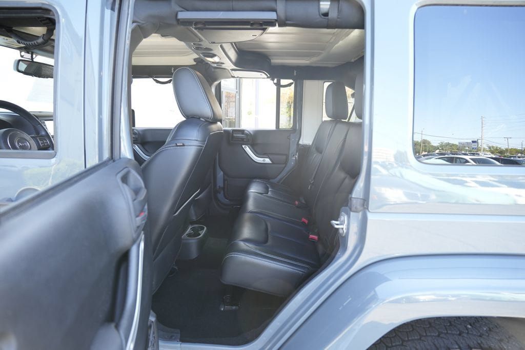 Used 2015 Jeep Wrangler Unlimited Sahara w/ Connectivity Group AWD/4WD image 25