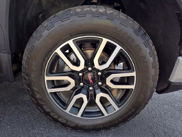 Used 2024 GMC Sierra 1500 AT4 w/ Technology Package AWD/4WD image 11