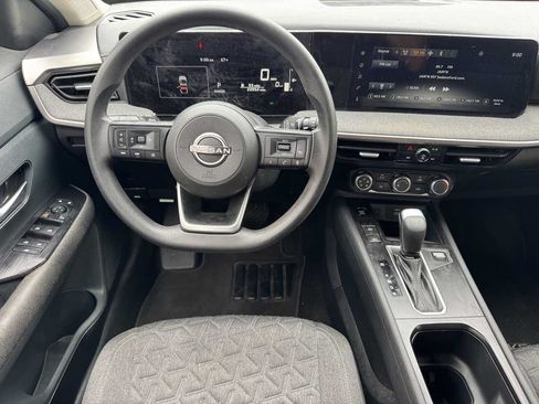 Used 2025 Nissan Kicks SV w/ Illumination Package FWD image 19