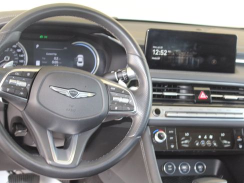 Used 2025 Genesis G70 2.5T RWD image 18